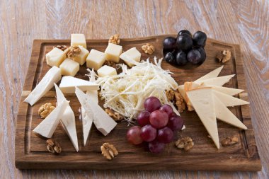 Üzüm ve ceviz bir hizmet kurulu ile çeşitli peynirler