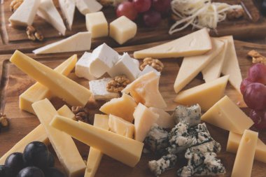 Üzüm ve ceviz bir hizmet kurulu ile çeşitli peynirler