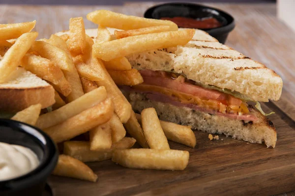 トマト チーズとフライド ポテト添え基板上のグリル サンドイッチ — ストック写真