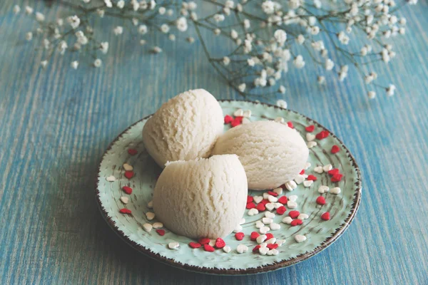 Crème Glacée Blanche Sur Une Assiette — Photo