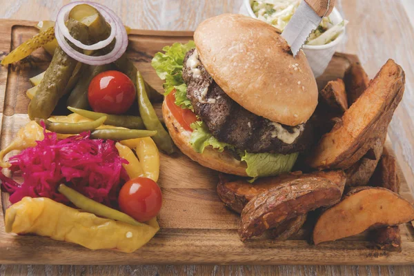 Hamburguesa Hamburguesa Parrilla Con Patatas Fritas Encurtidos Una Tabla Madera —  Fotos de Stock