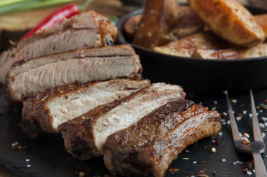 kızarmış patates ve baharatlar ile kavrulmuş Domuz kaburga