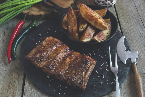 Costelas Porco Assadas Fritas Com Batatas Especiarias — Fotografia de Stock