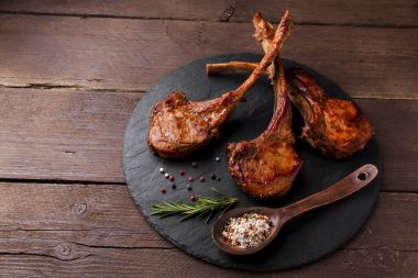 Kızarmış kuzu kaburga loin chop bir taş yüzeyi