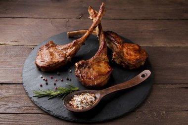 Kızarmış kuzu kaburga loin chop bir taş yüzeyi