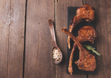 ızgara Kuzu pirzola loin bir taş yüzeyi