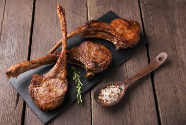 ızgara Kuzu pirzola loin bir taş yüzeyi