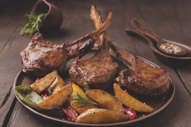 ızgara Kuzu pirzola loin bir tabakta sebze ile