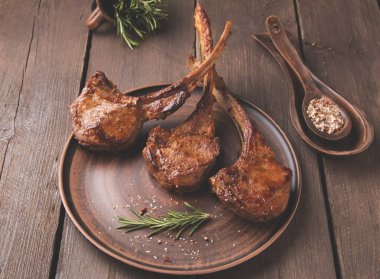 ızgara kuzu dana kaburga loin bir plaka üzerinde