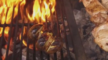 kızarmış patates ve et mangal barbekü bir şiş sokak gıda