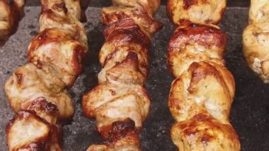 kızarmış et mangal barbekü bir şiş üzerinde sokak gıda pişirme