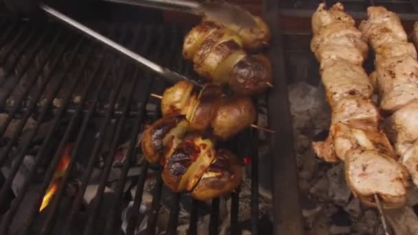 Gebakken Aardappelen Vlees Grill Barbecue Een Spies Straatvoedsel — Stockvideo