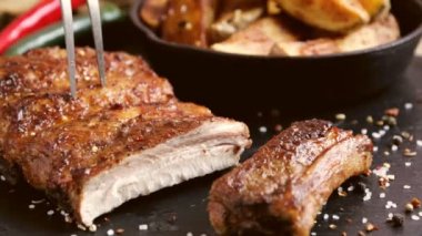 domuz eti kaburga ızgara kızartma Barbekü bir bıçak ile kesmek