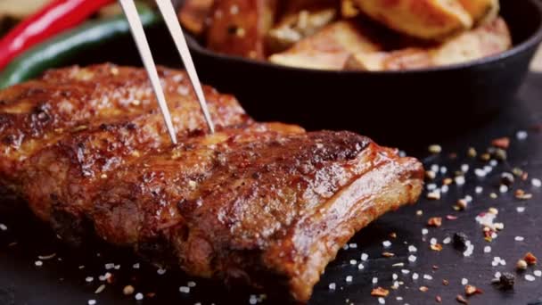 Varkensvlees Vlees Rib Gegrilde Gebraden Barbecue Snijden Met Een Mes — Stockvideo