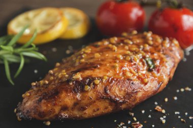 limon domates biberiye ile kavrulmuş tavuk fileto meme