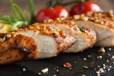 tavuk fileto göğsü limon domates biberiye hardal tohumu bal ile kavrulmuş