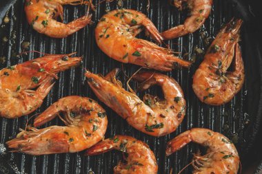 görünümünde bir ızgara tava yakın çekim en iyi kızarmış karides ızgara
