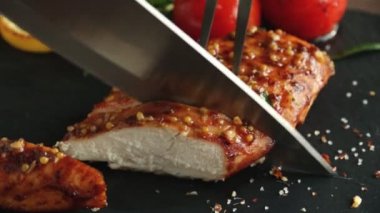 Kızarmış kavrulmuş tavuk göğsü yemek bıçak limon domates ve biberiye hardal tohumu bal ile kesmek