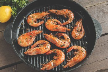 görünümünde bir ızgara tava yakın çekim en iyi kızarmış karides ızgara