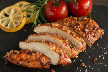 kesilmiş tavuk fileto göğsü limon domates biberiye hardal tohumu bal ile kavrulmuş