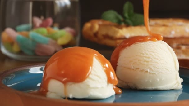 一碗白色香草冰淇淋倒焦糖酱 — 图库视频影像