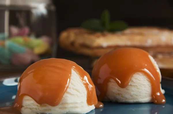 Tazón Helado Vainilla Blanca Con Salsa Caramelo —  Fotos de Stock