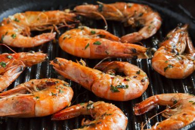 tavada limonlu yeşillik maydanoz sarımsaklı kızarmış kızarmış karides pişirme