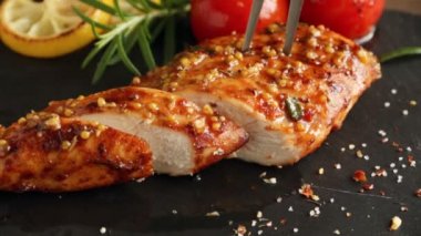 Kızarmış kavrulmuş tavuk göğsü yemek bıçak kesti. limon domates ve biberiye hardal tohumu bal