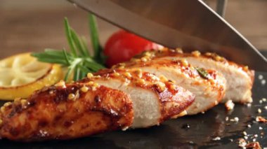 Kızarmış kavrulmuş tavuk göğsü yemek bıçak kesti. limon domates ve biberiye hardal tohumu bal