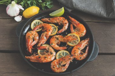 kızarmış karides tavada limonlu yeşillik maydanoz sarımsaklı kızarmış