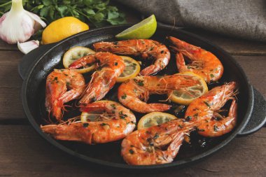 tavada limonlu yeşillik maydanoz sarımsaklı kızarmış kızarmış karides pişirme