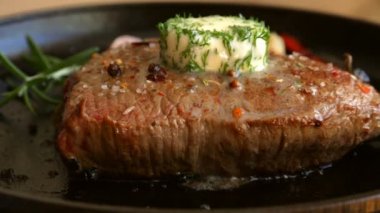 otlar ve tereyağı eti biftek yemek üstüne erir 