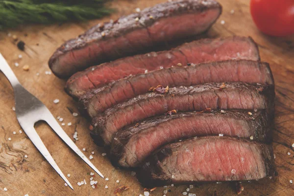 Közepes Ritka Közelről Szeletelt Főtt Marha Steak — Stock Fotó