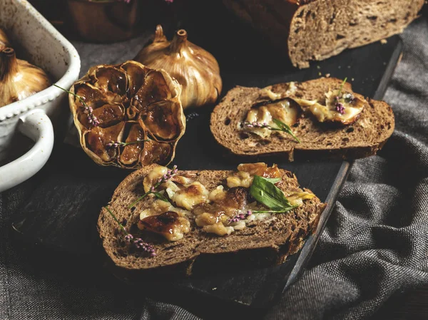 Fresh Garlic Roasting Olive Oil Piece Bread Close Rustic Still — Stock Photo, Image