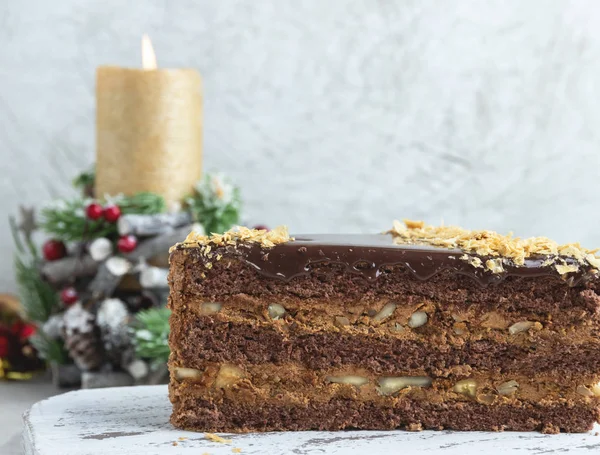 Spons Cake Met Noten Chocolade Karamel Lagen — Stockfoto