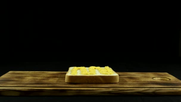 Κάνει Σάντουιτς Τοστ Ψωμί Λουκάνικο Ζαμπόν Μαρούλι Σάλτσα Ντομάτα Χρονικό — Αρχείο Βίντεο