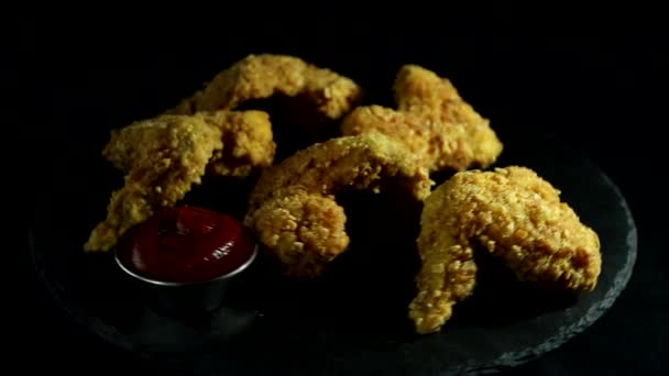 Pan Crujiente Ala Pollo Frito Rotación Salsa Roja 360 Grados — Vídeos de Stock