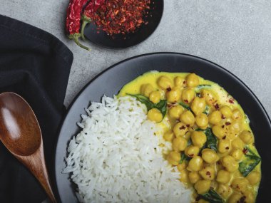 pirinç, nohut, hindistan cevizi sütü ve köri. vejetaryen yemeği