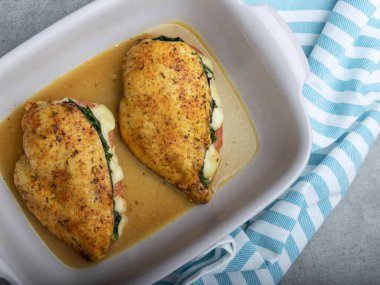 Ispanak, domates ve peynirle doldurulmuş fırında tavuk filetosu.