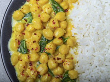 pirinç, nohut, hindistan cevizi sütü ve köri. vejetaryen yemeği