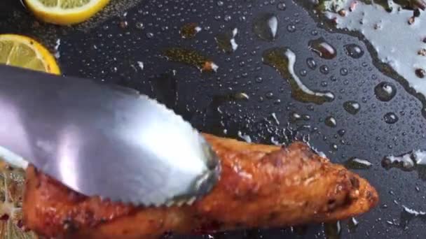 Filete Pollo Frito Voltea Sartén Superficie Freír Cámara Lenta — Vídeo de stock