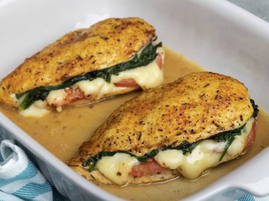 Ispanak, domates ve peynirle doldurulmuş fırında tavuk filetosu.