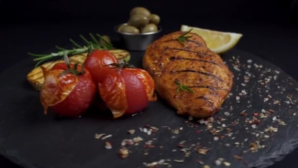 Grillezett Csirke Filé Zöldségekkel Fekete Háttér Elforgatás 360 Fok — Stock videók