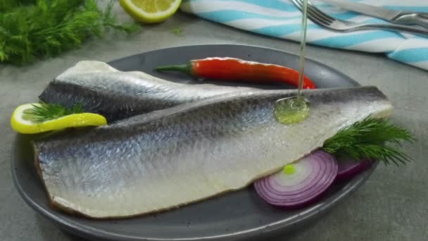 Fischfilet Hering Auf Einem Teller Mit Olivenöl Übergießen Zeitlupe Nahaufnahme — Stockvideo