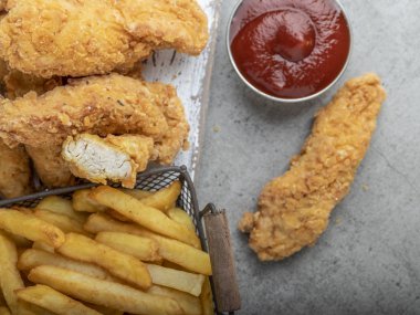 Tavuk şeritleri kızarmış göğüs ve sos.