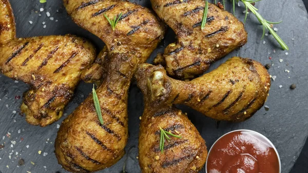 Gegrillte Hühnerkeulen Und Flügel Mit Roter Sauce Auf Einer Oberfläche — Stockfoto