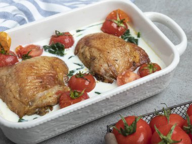 fırında tavuk budu kremalı ıspanak ve kiraz domatesli.