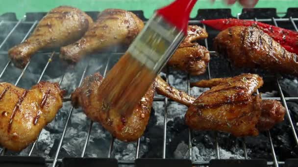 Grillowane Kurze Udka Skrzydełka Grill Grillowanie Proces Gotowania Smar Marynatą — Wideo stockowe