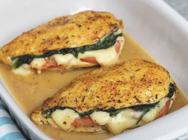 Ispanak, domates ve peynirle doldurulmuş fırında tavuk filetosu.