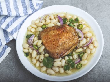 Fırında tavuk budu ve beyaz fasulye.